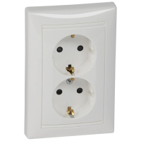 Розетка 2x2К+З Legrand Valena 16A 250V с/з со шторками винтовой зажим белая 774427